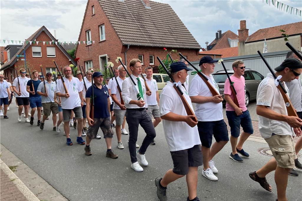 Zwei Gilden begegnen sich: Bilder vom großen Umzug in Schermbeck