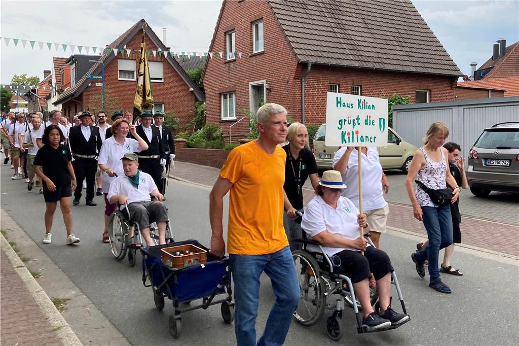 Zwei Gilden begegnen sich: Bilder vom großen Umzug in Schermbeck