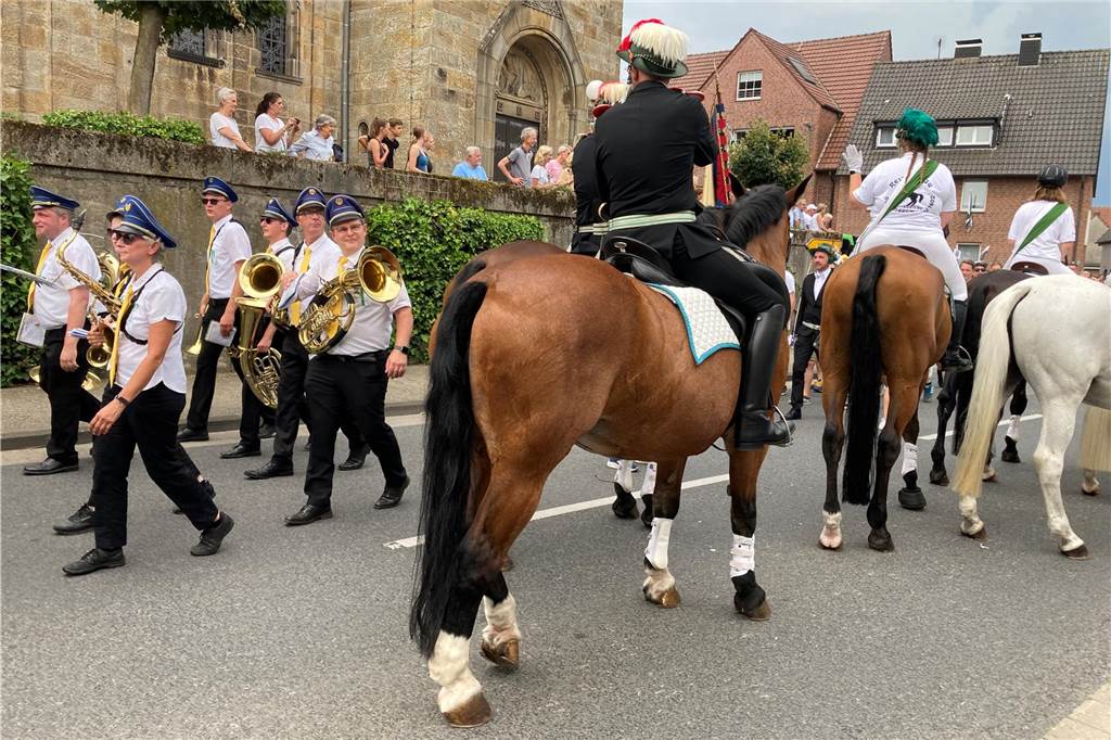 Zwei Gilden begegnen sich: Bilder vom großen Umzug in Schermbeck