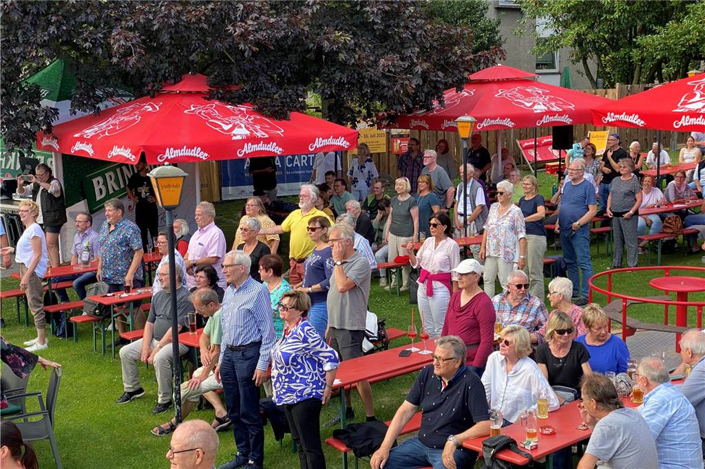 Super Stimmung beim ersten Geierabend: Viel los beim Sommer-Open-Air bei Tante Amanda