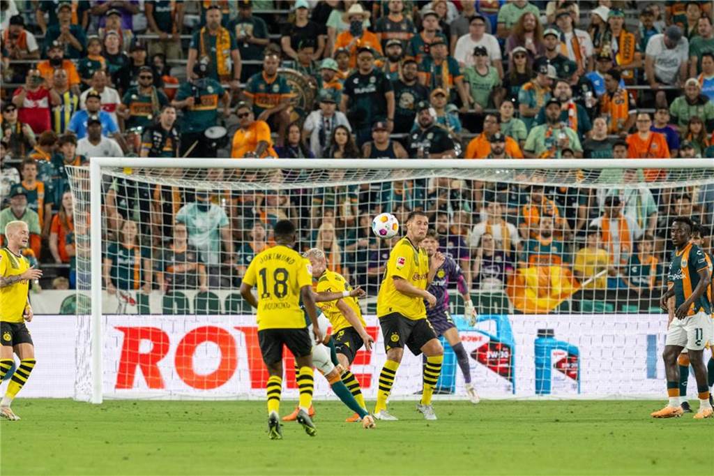 BVB müht sich gegen Wundertüte San Diego: Sorgen um Duranville und Schlotterbeck