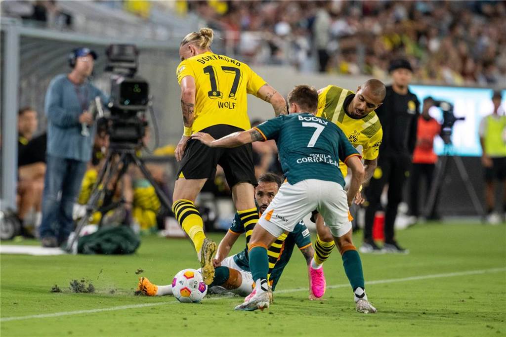 BVB müht sich gegen Wundertüte San Diego: Sorgen um Duranville und Schlotterbeck