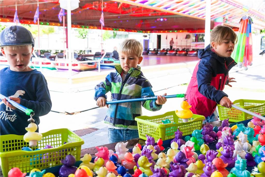 Kirmes in Oeding: Zum Antreten der Schützen kam die Sonne raus und die Karussells drehten sich
