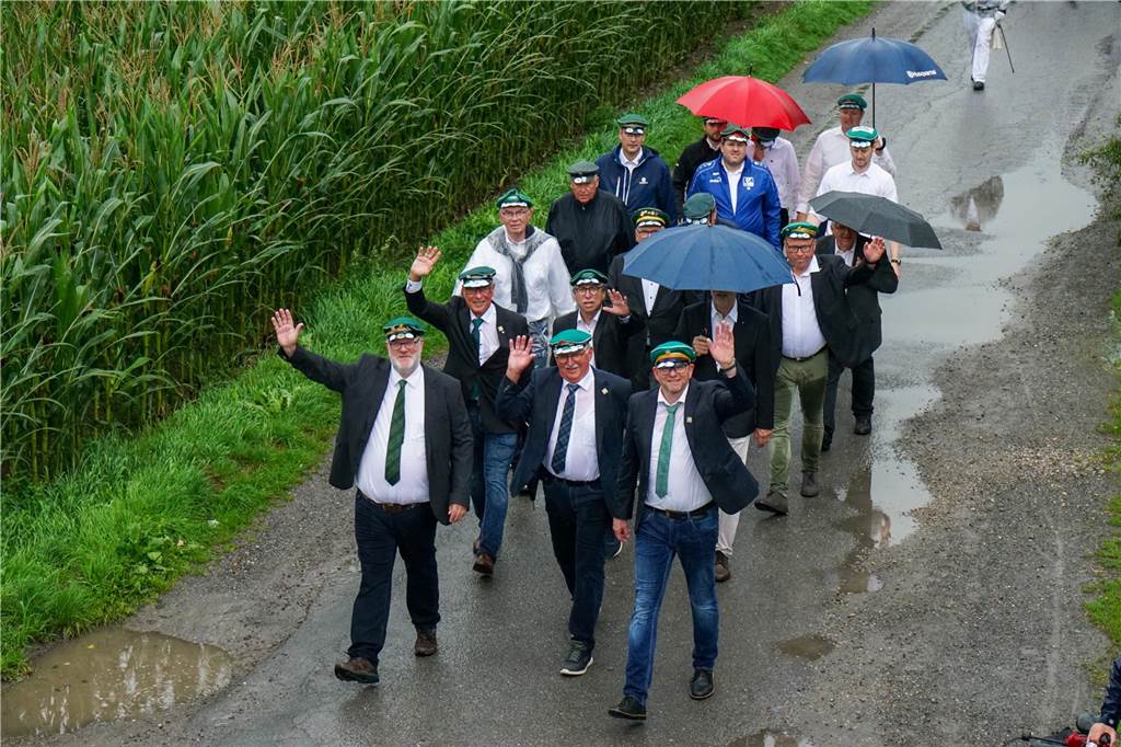 Tapfer marschierten etwa 1.000 Schützen trotz strömenden Regens bei der großen Königsübung mit.