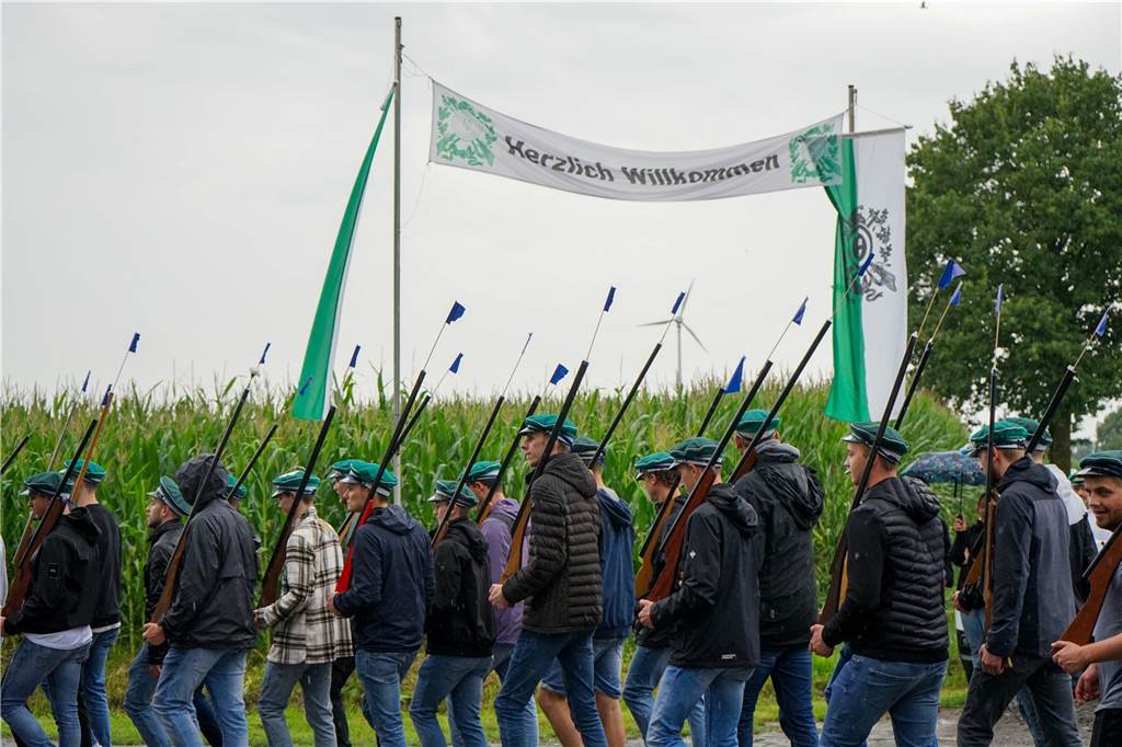Tapfer marschierten etwa 1.000 Schützen trotz strömenden Regens bei der großen Königsübung mit.