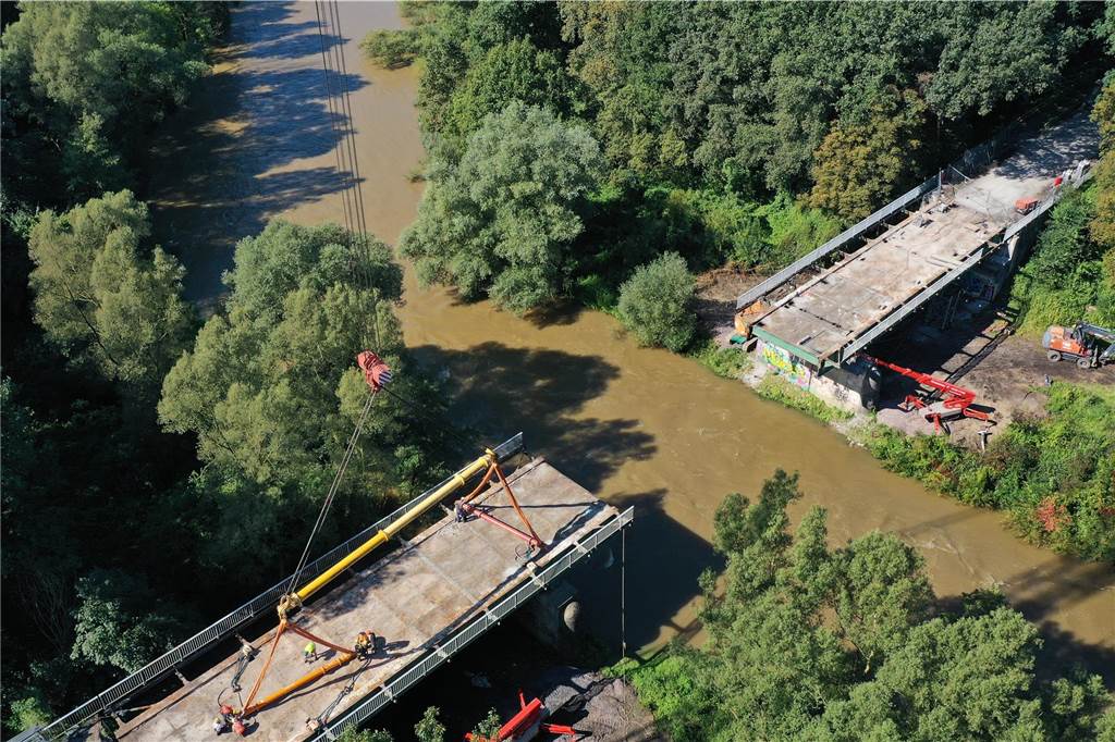 100 Jahre alte Lippebrücke in Dorsten verschwindet: Viele Fotos zeigen aufwendige Demontage