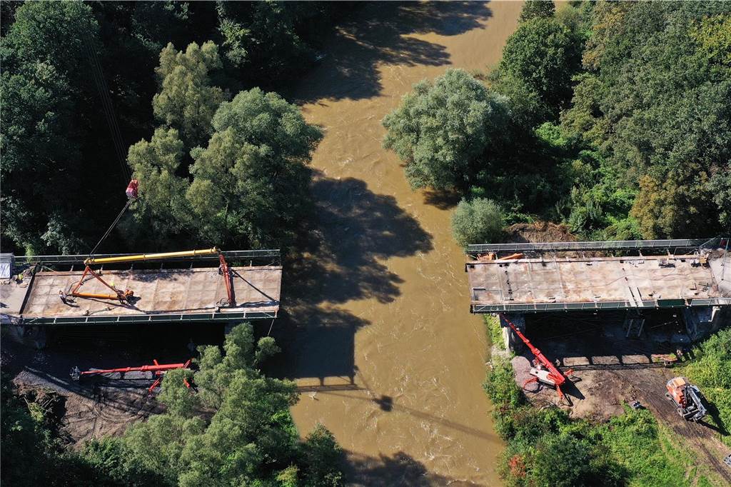 100 Jahre alte Lippebrücke in Dorsten verschwindet: Viele Fotos zeigen aufwendige Demontage