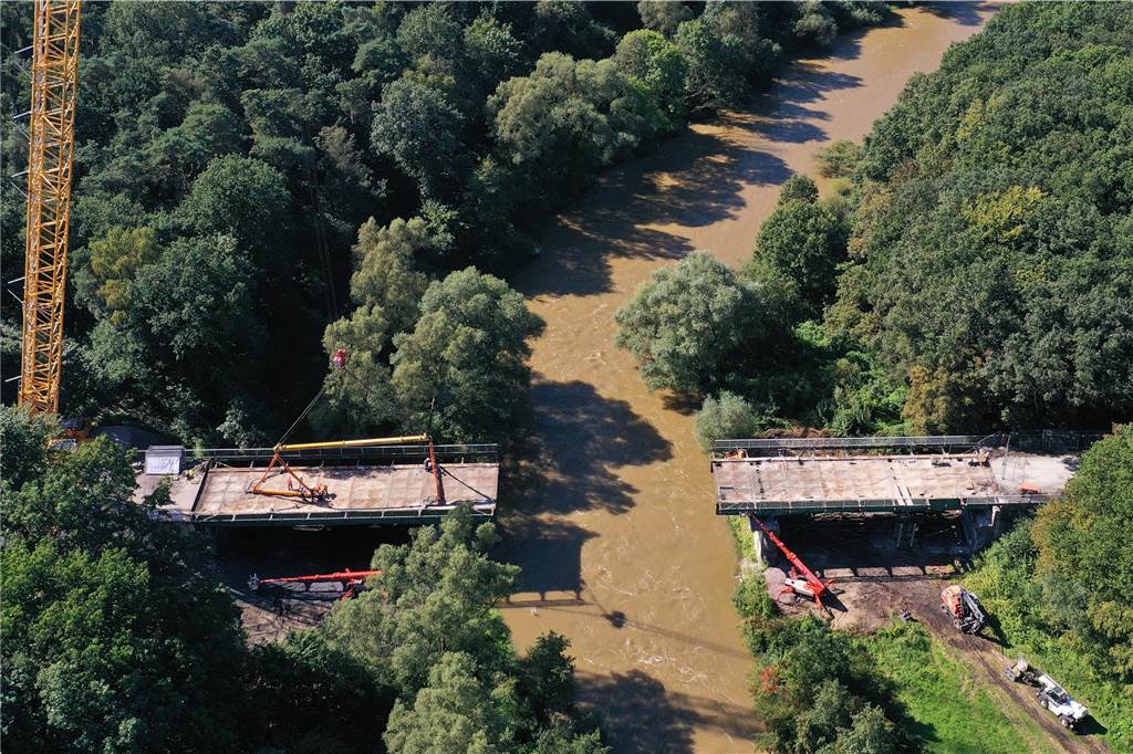 100 Jahre alte Lippebrücke in Dorsten verschwindet: Viele Fotos zeigen aufwendige Demontage