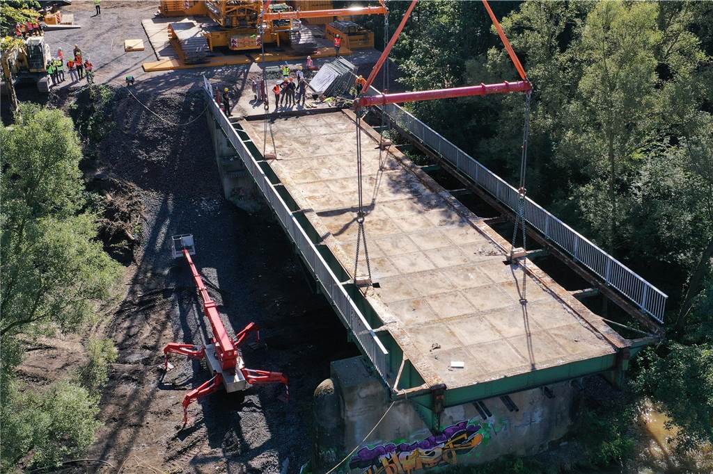 100 Jahre alte Lippebrücke in Dorsten verschwindet: Viele Fotos zeigen aufwendige Demontage