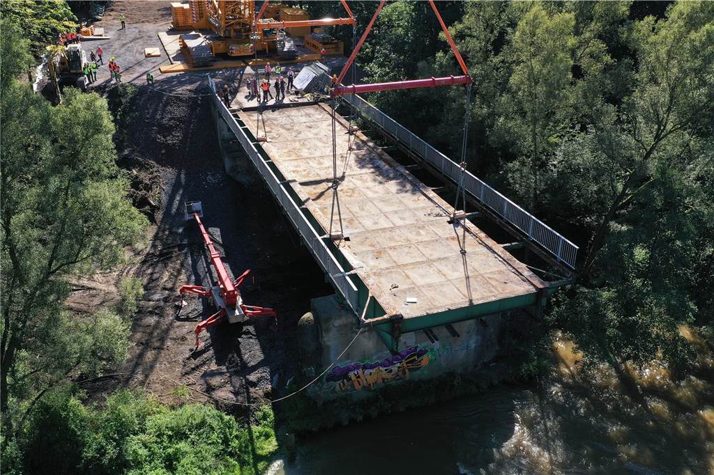 100 Jahre alte Lippebrücke in Dorsten verschwindet: Viele Fotos zeigen aufwendige Demontage