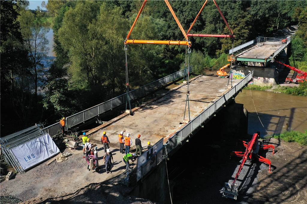 100 Jahre alte Lippebrücke in Dorsten verschwindet: Viele Fotos zeigen aufwendige Demontage