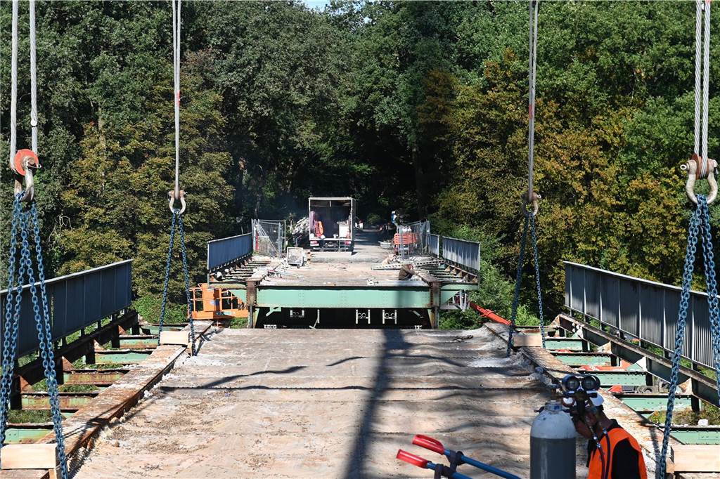 100 Jahre alte Lippebrücke in Dorsten verschwindet: Viele Fotos zeigen aufwendige Demontage