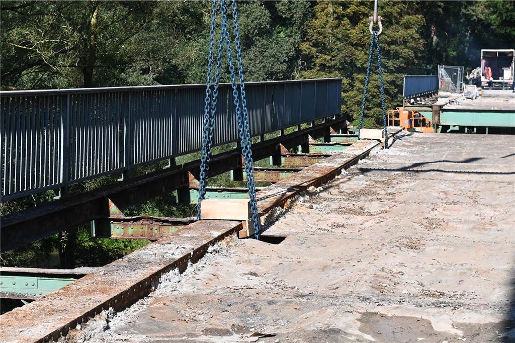 100 Jahre alte Lippebrücke in Dorsten verschwindet: Viele Fotos zeigen aufwendige Demontage