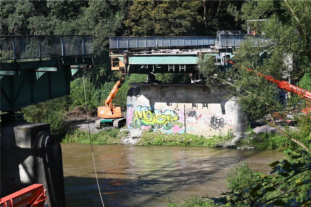 100 Jahre alte Lippebrücke in Dorsten verschwindet: Viele Fotos zeigen aufwendige Demontage