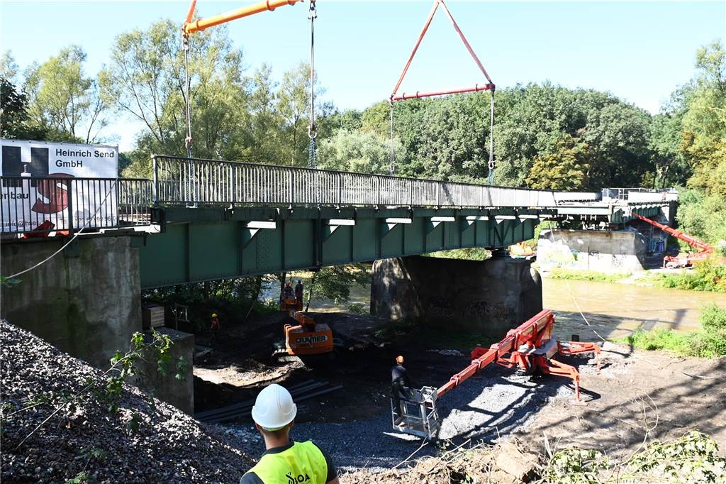 100 Jahre alte Lippebrücke in Dorsten verschwindet: Viele Fotos zeigen aufwendige Demontage