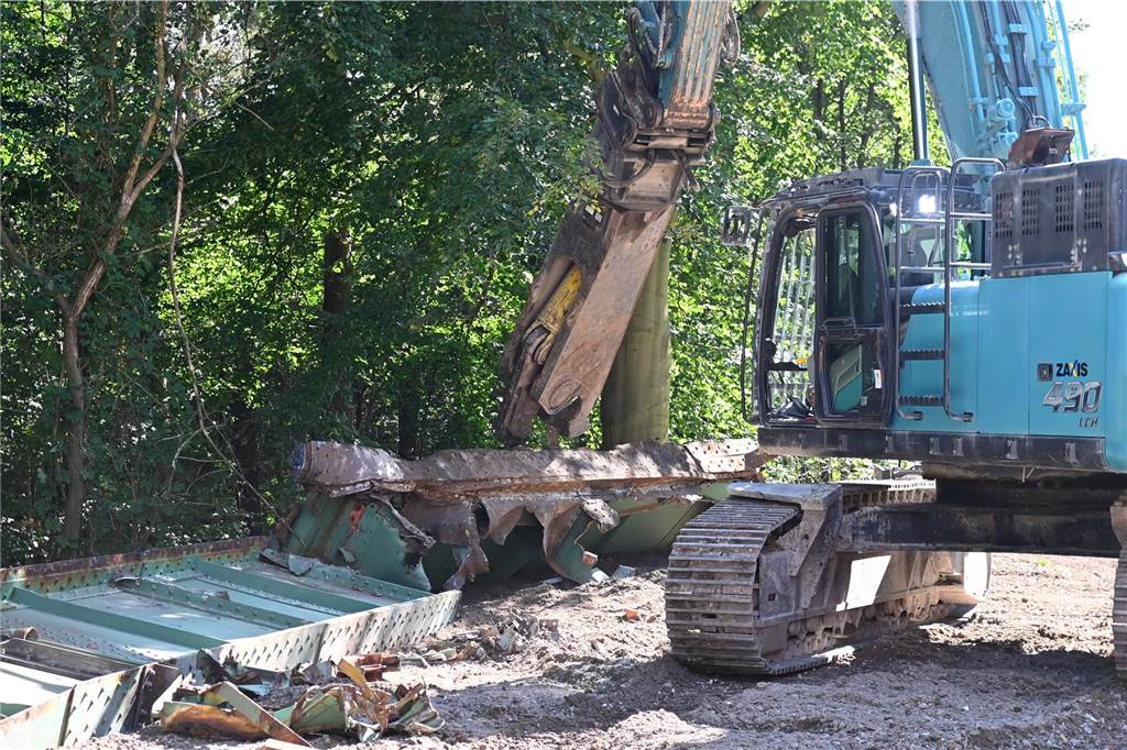 100 Jahre alte Lippebrücke in Dorsten verschwindet: Viele Fotos zeigen aufwendige Demontage