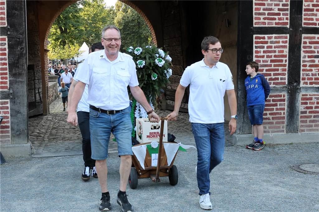 Schützenfest Sythen 2023: Viele Fotos vom Festauftakt am Schloss Sythen