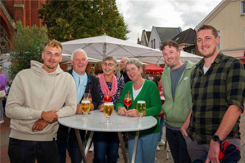 Letzter Feierabendmarkt in diesem Jahr: Marktplatz in Haltern war noch einmal richtig voll