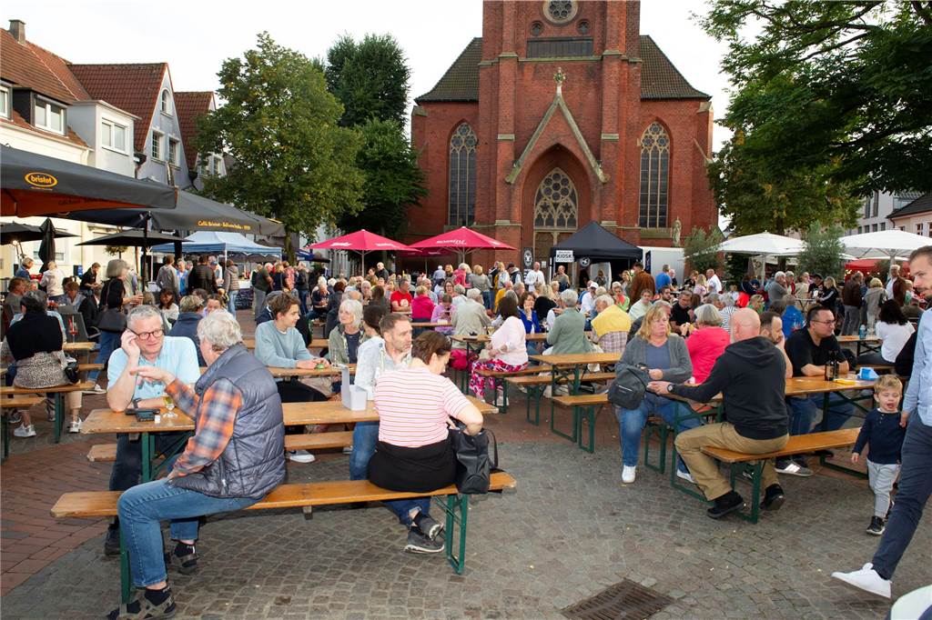 Letzter Feierabendmarkt in diesem Jahr: Marktplatz in Haltern war noch einmal richtig voll