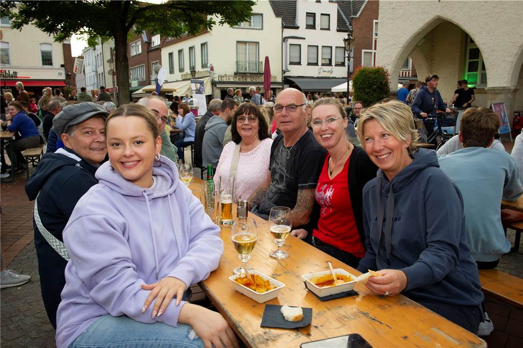 Letzter Feierabendmarkt in diesem Jahr: Marktplatz in Haltern war noch einmal richtig voll