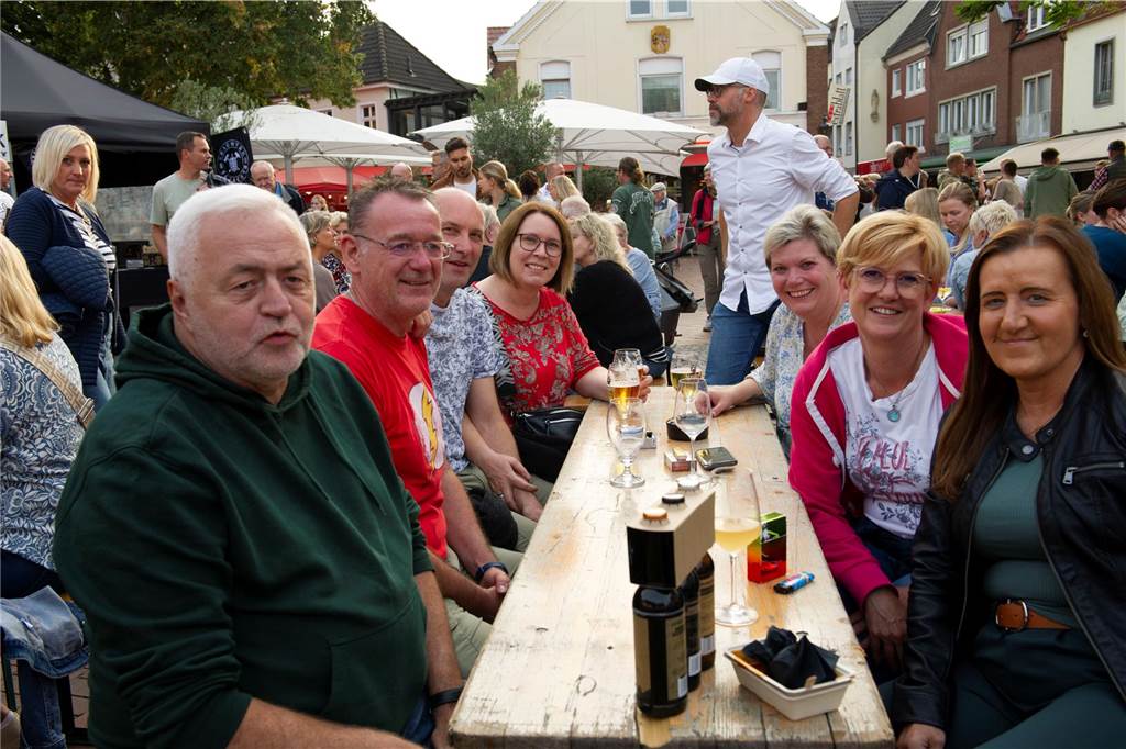 Letzter Feierabendmarkt in diesem Jahr: Marktplatz in Haltern war noch einmal richtig voll