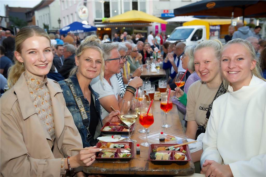 Letzter Feierabendmarkt in diesem Jahr: Marktplatz in Haltern war noch einmal richtig voll