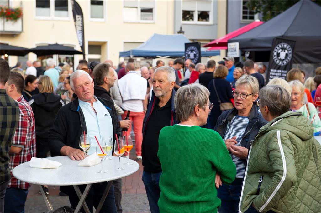 Letzter Feierabendmarkt in diesem Jahr: Marktplatz in Haltern war noch einmal richtig voll