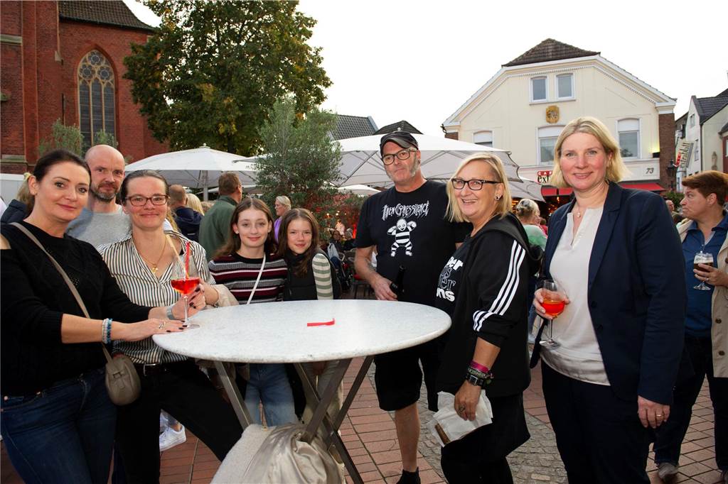 Letzter Feierabendmarkt in diesem Jahr: Marktplatz in Haltern war noch einmal richtig voll