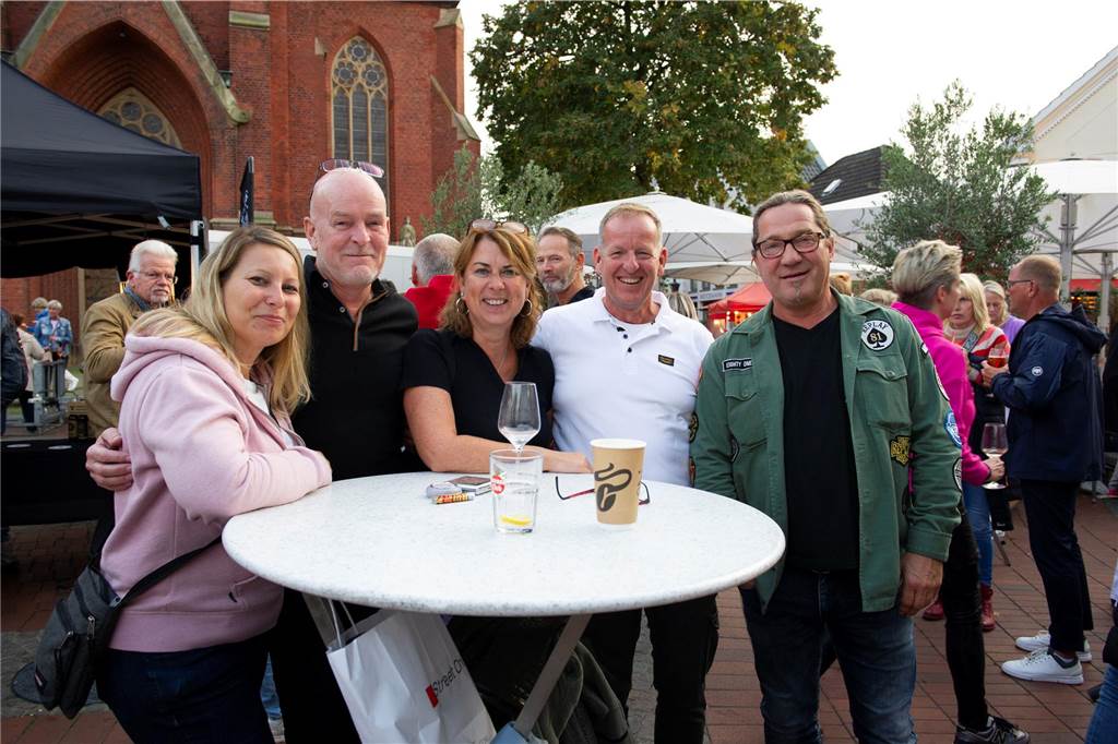 Letzter Feierabendmarkt in diesem Jahr: Marktplatz in Haltern war noch einmal richtig voll