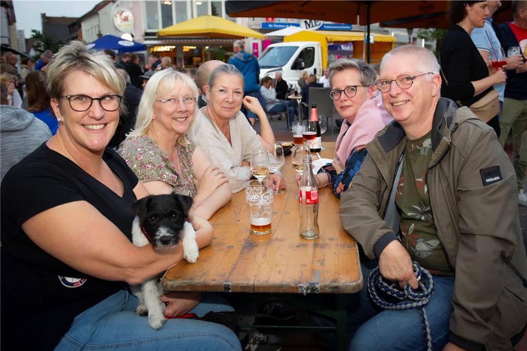 Letzter Feierabendmarkt in diesem Jahr: Marktplatz in Haltern war noch einmal richtig voll