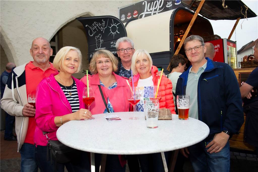 Letzter Feierabendmarkt in diesem Jahr: Marktplatz in Haltern war noch einmal richtig voll