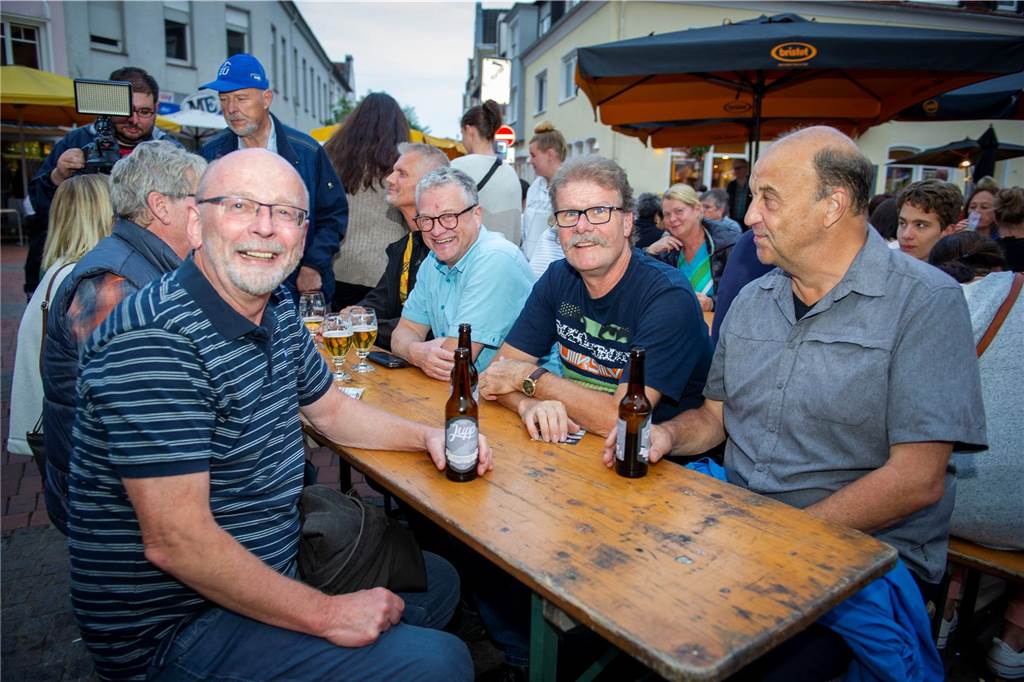Letzter Feierabendmarkt in diesem Jahr: Marktplatz in Haltern war noch einmal richtig voll