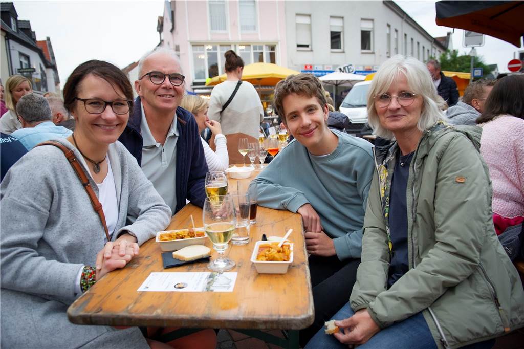 Letzter Feierabendmarkt in diesem Jahr: Marktplatz in Haltern war noch einmal richtig voll