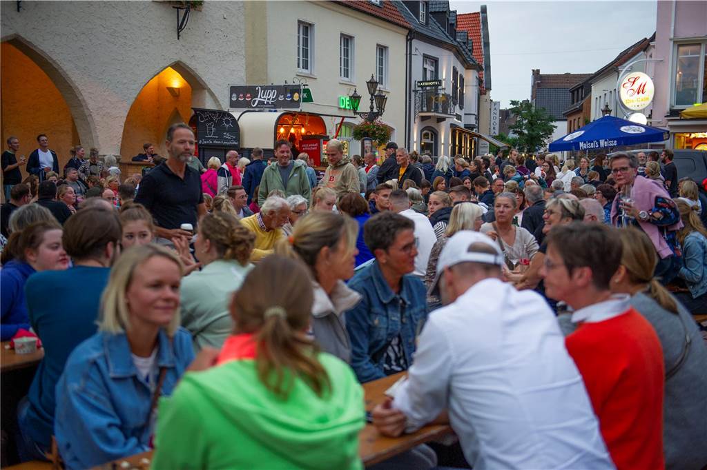 Letzter Feierabendmarkt in diesem Jahr: Marktplatz in Haltern war noch einmal richtig voll