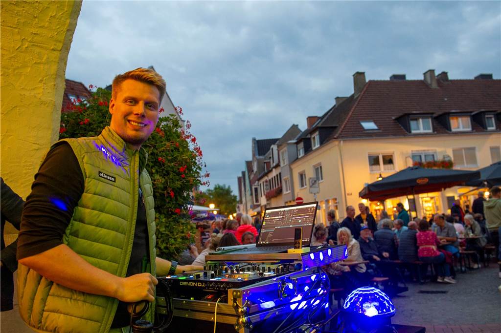 Letzter Feierabendmarkt in diesem Jahr: Marktplatz in Haltern war noch einmal richtig voll