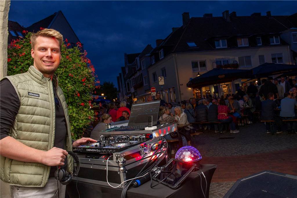 Letzter Feierabendmarkt in diesem Jahr: Marktplatz in Haltern war noch einmal richtig voll