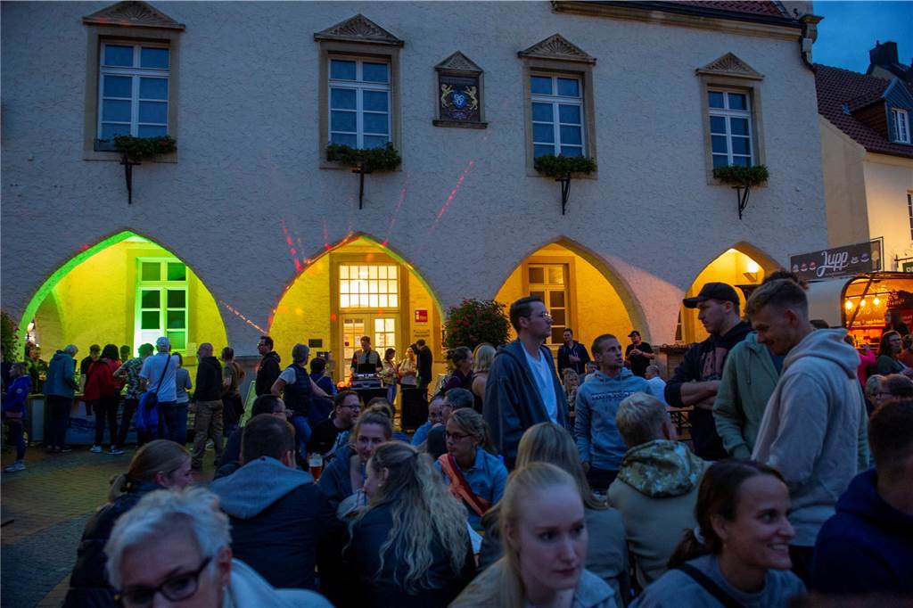 Letzter Feierabendmarkt in diesem Jahr: Marktplatz in Haltern war noch einmal richtig voll