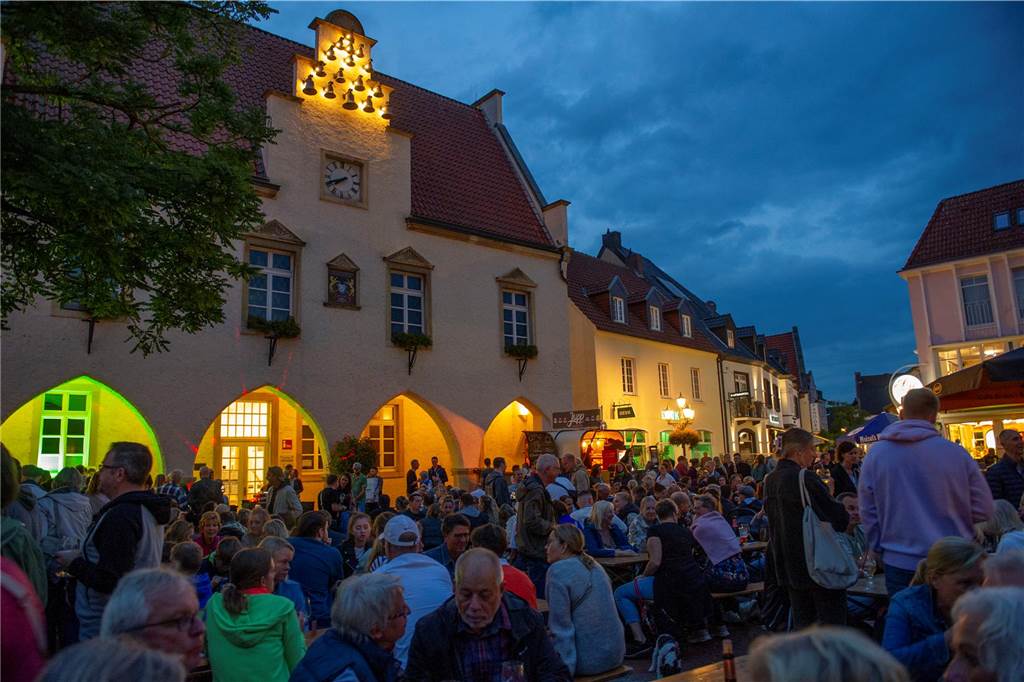 Letzter Feierabendmarkt in diesem Jahr: Marktplatz in Haltern war noch einmal richtig voll