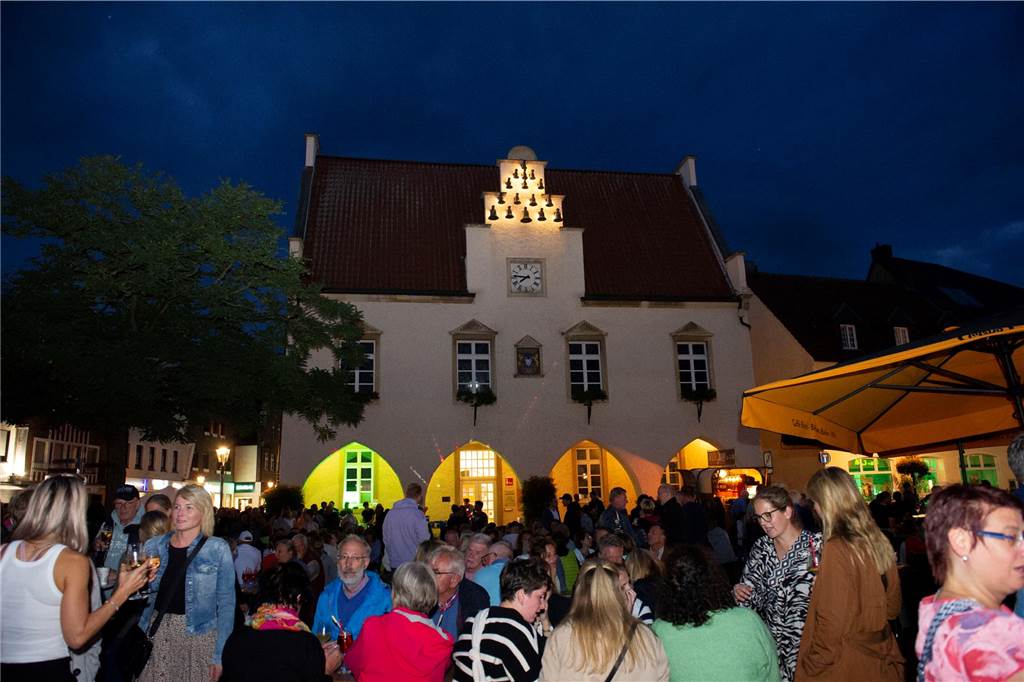 Letzter Feierabendmarkt in diesem Jahr: Marktplatz in Haltern war noch einmal richtig voll