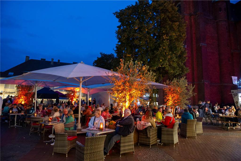 Letzter Feierabendmarkt in diesem Jahr: Marktplatz in Haltern war noch einmal richtig voll