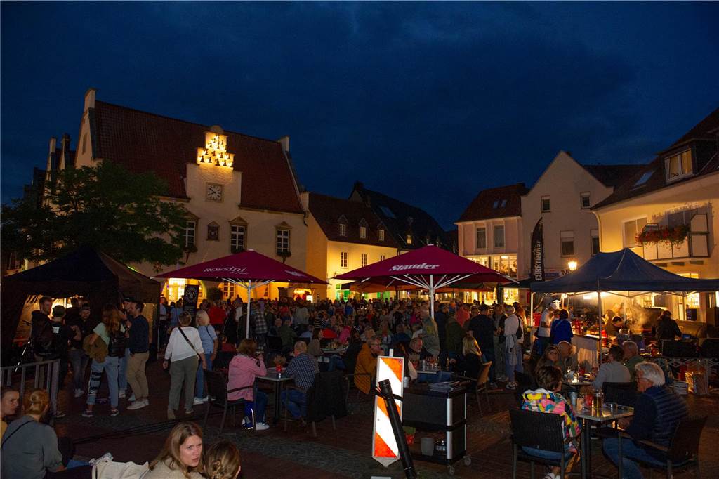 Letzter Feierabendmarkt in diesem Jahr: Marktplatz in Haltern war noch einmal richtig voll