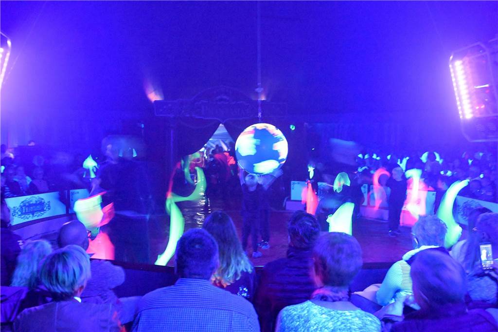 Nordkirchener Grundschulkinder in der Zirkus-Manege