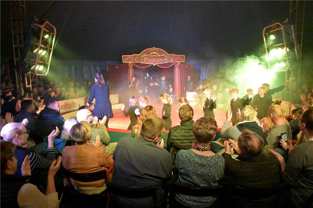 Nordkirchener Grundschulkinder in der Zirkus-Manege