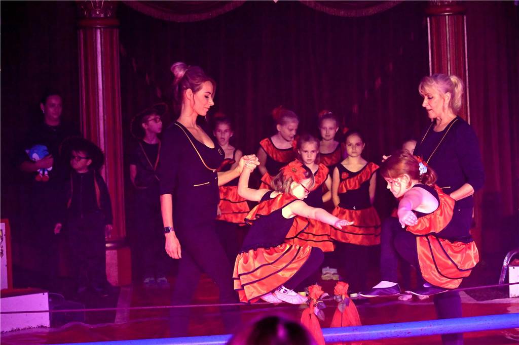 Nordkirchener Grundschulkinder in der Zirkus-Manege