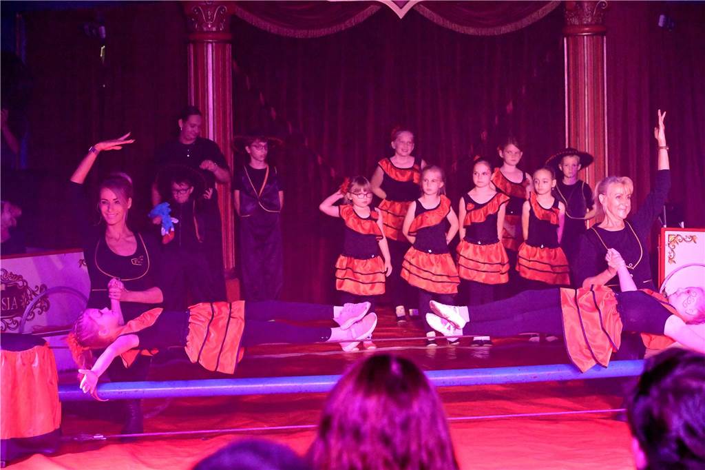 Nordkirchener Grundschulkinder in der Zirkus-Manege