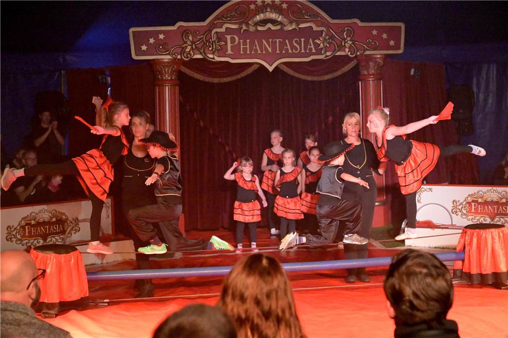 Nordkirchener Grundschulkinder in der Zirkus-Manege