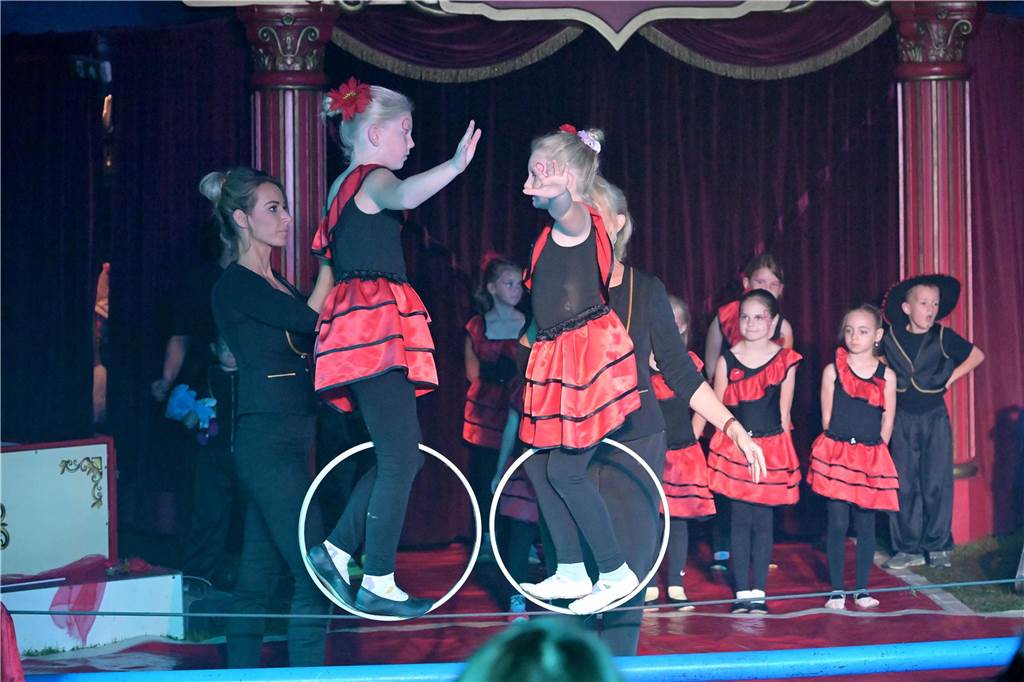 Nordkirchener Grundschulkinder in der Zirkus-Manege