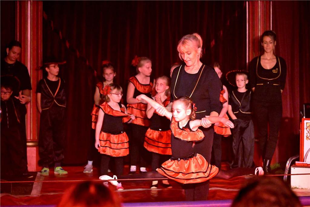 Nordkirchener Grundschulkinder in der Zirkus-Manege