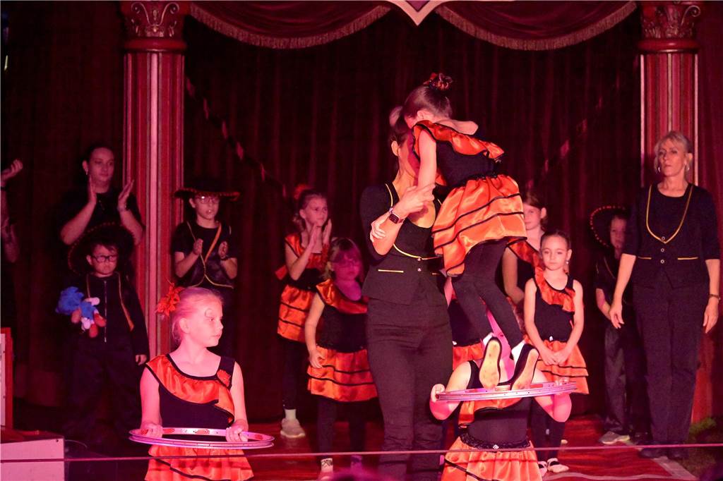 Nordkirchener Grundschulkinder in der Zirkus-Manege