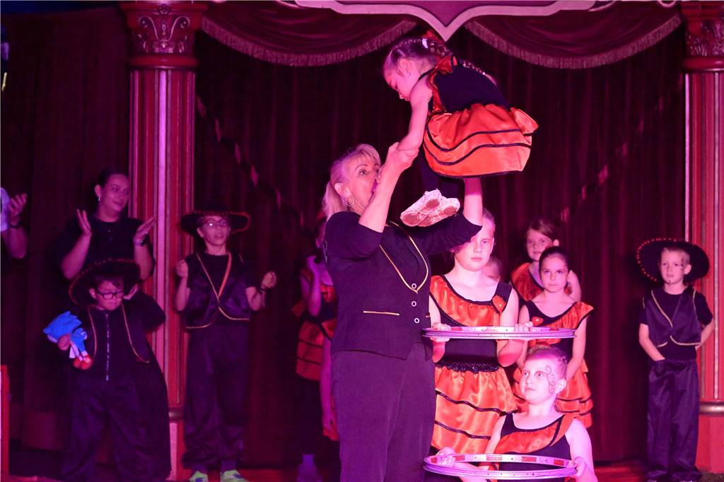 Nordkirchener Grundschulkinder in der Zirkus-Manege